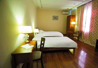 Отель Soluxe Hotel Бишкек Стандартный двухместный номер с 2 отдельными кроватями-8